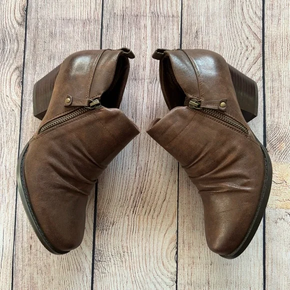 BareTraps Roper Zip Up Round Almond Toe Block Heel Brown Ankle Booties - Picture 3 of 11